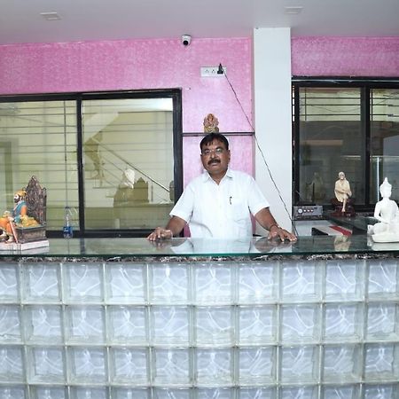 Hotel Kewal Inn Jalgaon Buitenkant foto