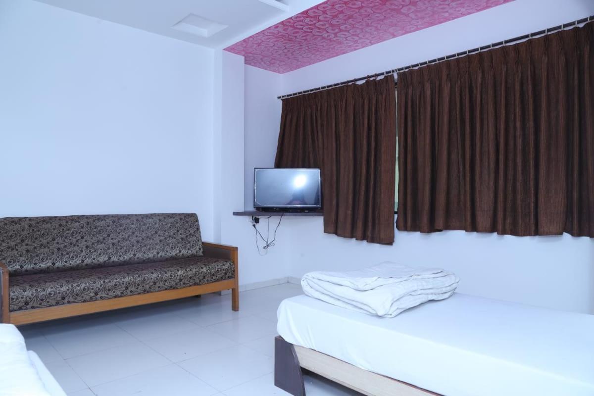 Hotel Kewal Inn Jalgaon Buitenkant foto