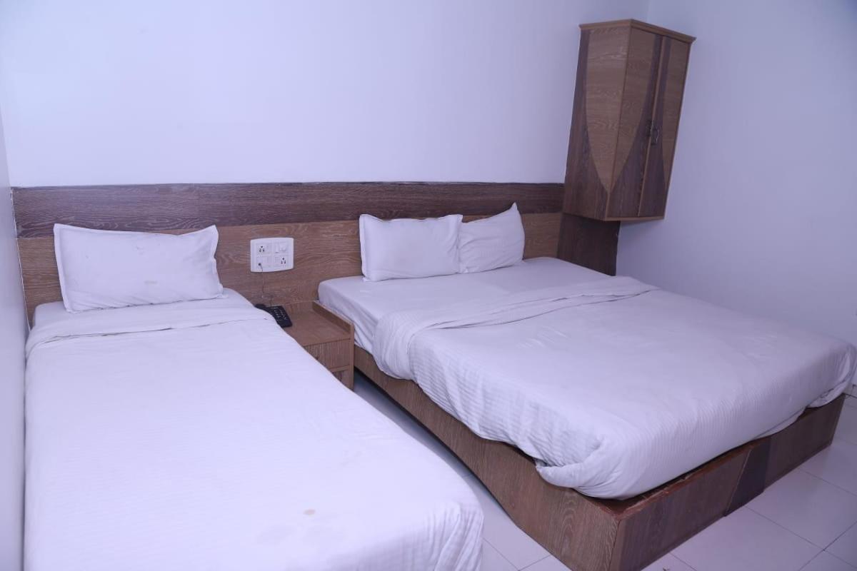 Hotel Kewal Inn Jalgaon Buitenkant foto