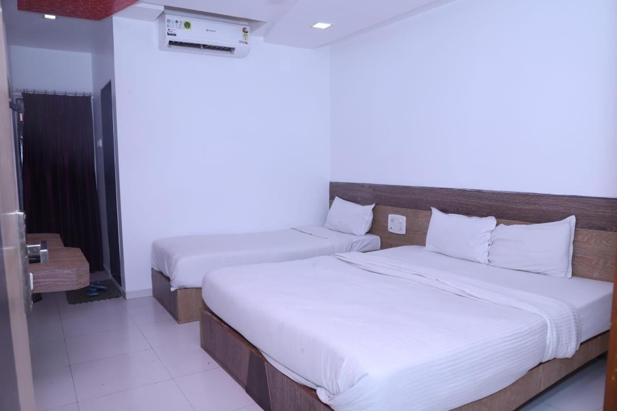 Hotel Kewal Inn Jalgaon Buitenkant foto