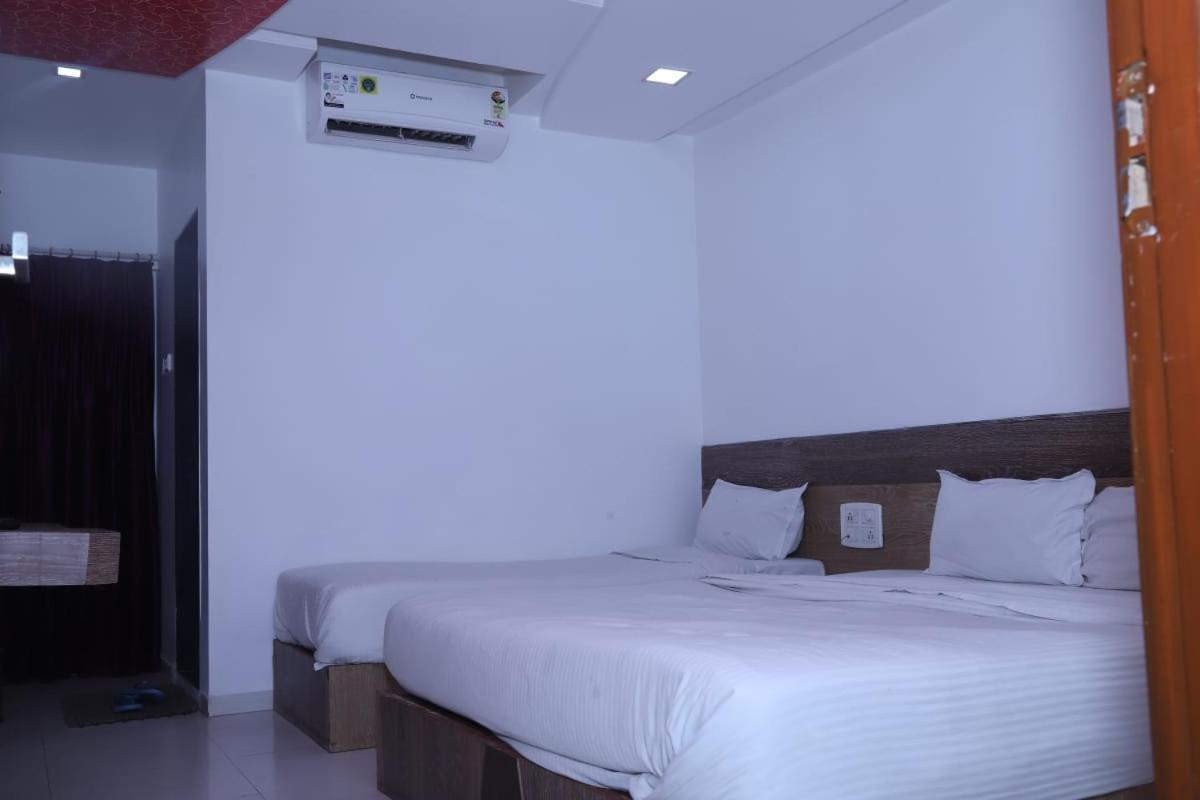 Hotel Kewal Inn Jalgaon Buitenkant foto