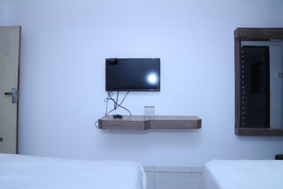 Hotel Kewal Inn Jalgaon Buitenkant foto